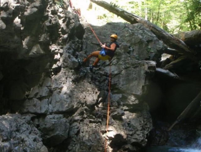 Bajando mediante rapel